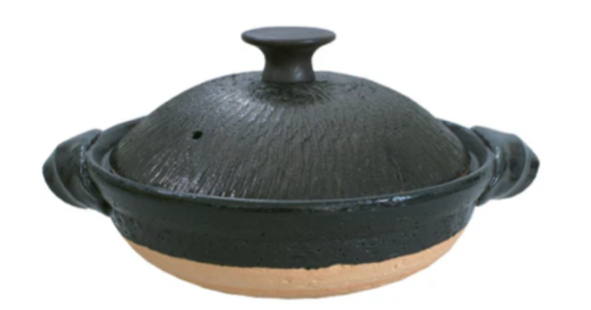 蓋つきの黒い焼き物の土鍋