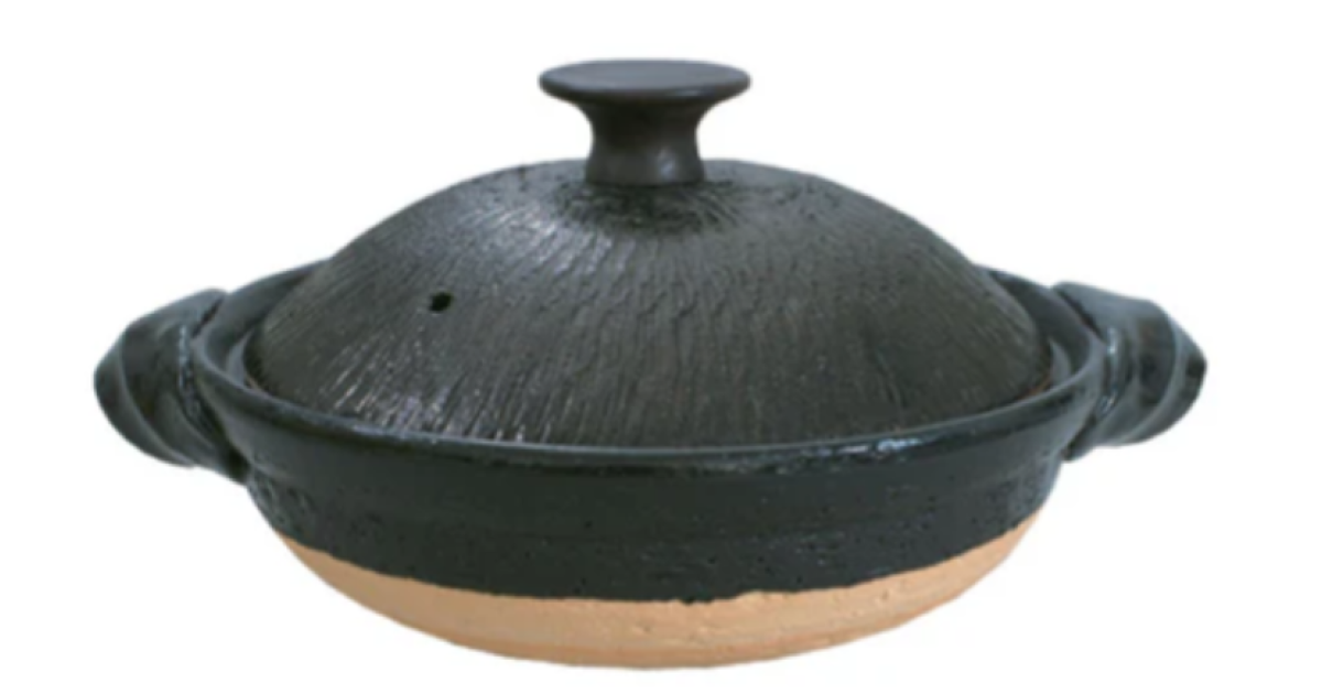黒い蓋付きの土鍋。鍋の外側は黒色で、底部には素焼きの部分が見える。