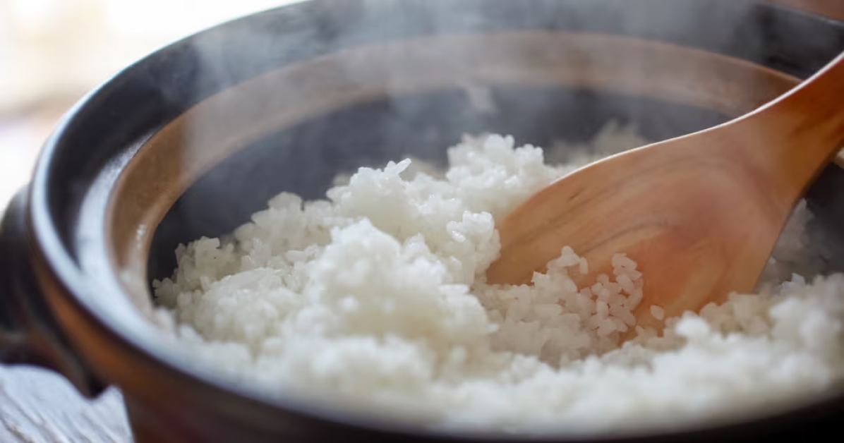 白米が入った土鍋