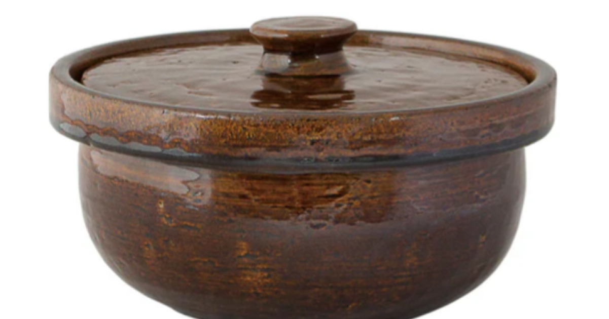 蓋のついた茶色の土鍋